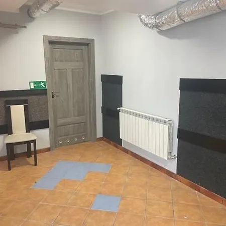 Hostel Sciana Podloga Drzwi Zyrardow